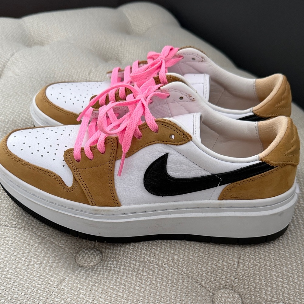 Stylish Women's Nike Sneakers with Pink Laces